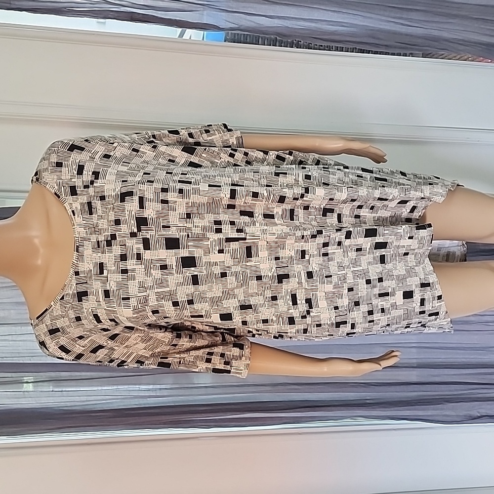 LuLaRoe Classic T, XS. Black & White